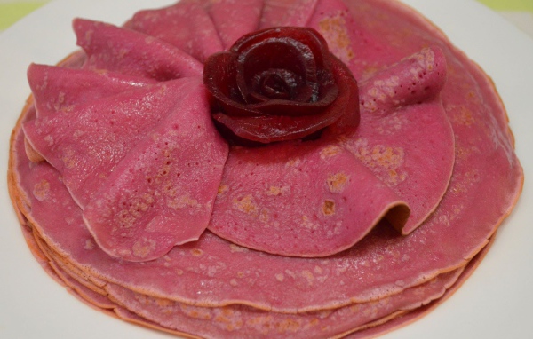 Красивые свекольные блины угощение на Масленицу 
