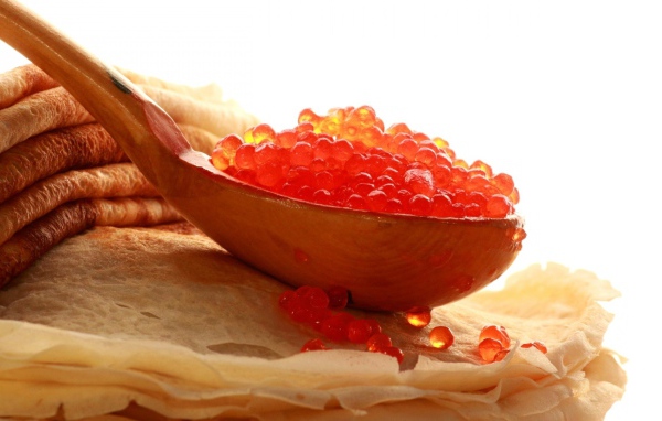 Блинчики и ложка красной икры на Масленицу 2017 