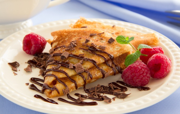 Блины с тертым шоколадом и малиной 