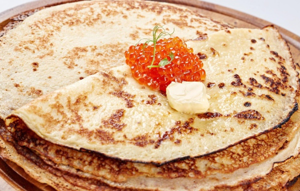 Румяные блины с красной икрой на Масленицу 2017 