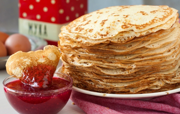 Тонкие блины с джемом на Масленицу 2017 