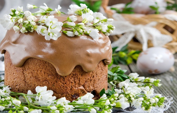 Красивый пасхальный кулич с шоколадной глазурью и цветами 