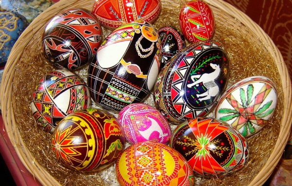 Праздничные узоры на пасхальных яйцах 