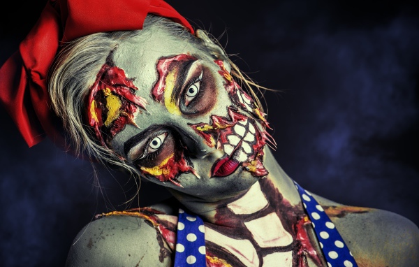 Молодая девушка с гримом зомби на Хэллоуин