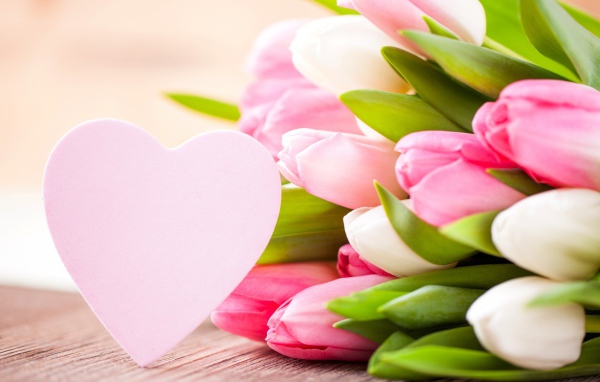 Букет розовых тюльпанов и сердечко на 8 Марта 