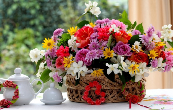 Корзина цветов подарок на 8 Марта