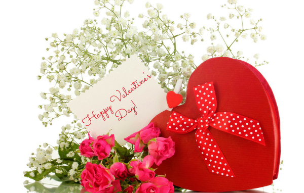 Коробка в виде сердца и нежные цветы на День Святого Валентина 