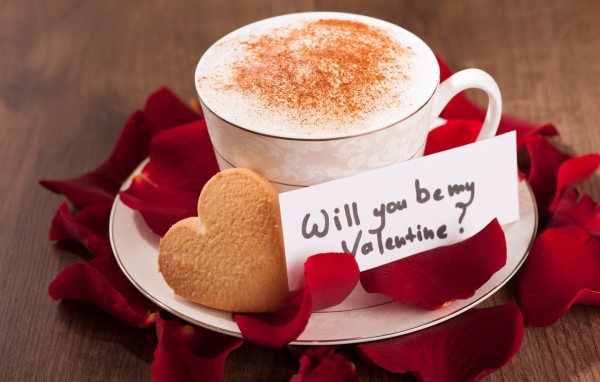 Кружка кофе с печеньем и лепестками роз на день святого Валентина