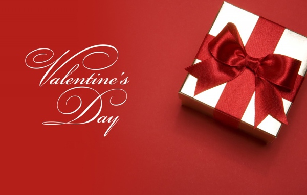 Подарок с красным бантом ко Дню Святого Валентина 