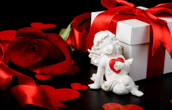 Маленький купидон и подарок на День Влюбленных 14 февраля 