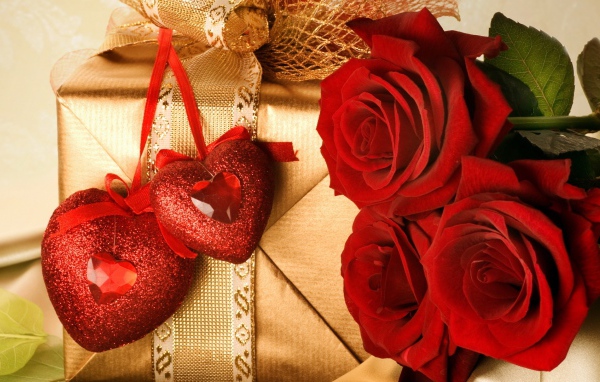 Красные розы и подарок ко Дню Святого Валентина 