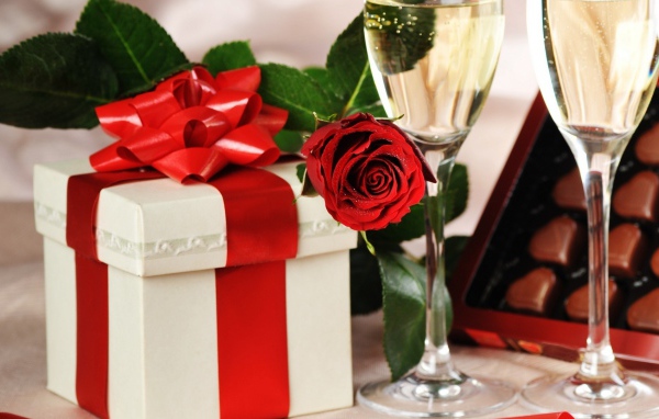 Два бокала и подарок но Дню Влюбленных 14 февраля 