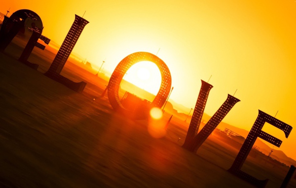 Большая надпись Любовь в лучах солнца на закате