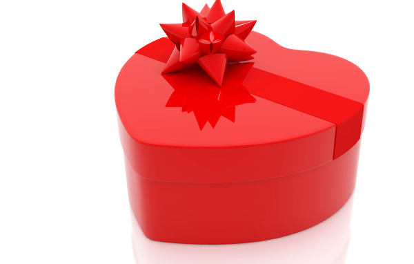 Большая красная коробка в форме сердца на белом фоне