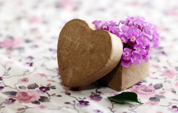 Коробочка в форме сердца с фиолетовыми цветами 