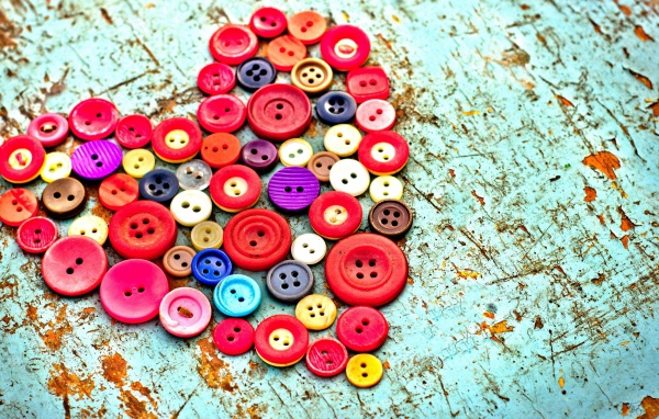 Сердце из разноцветных пуговиц