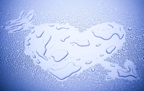 Сердце нарисовано на мокром стекле