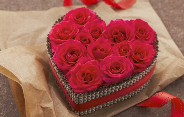Большая коробка в форме сердца с красными розами внутри
