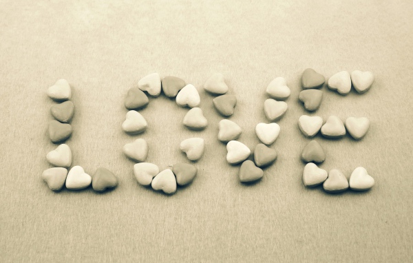 Надпись Любовь из камней в форме сердца