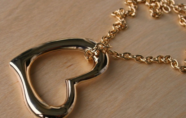 Подвеска в форме сердца на золотой цепочке