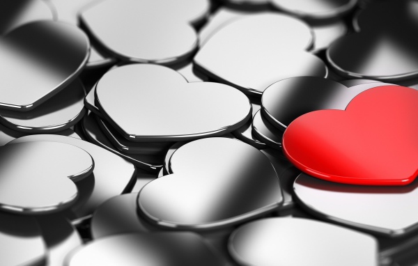 Красное сердечком среди холодных серых