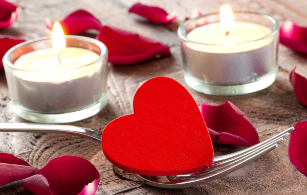 Красное сердце на вилке 