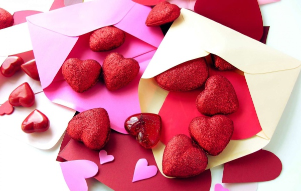 Красные сердечки в разноцветных конвертах 