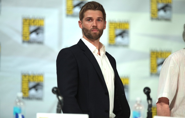 Американский актер  Майкл Фогель в костюме