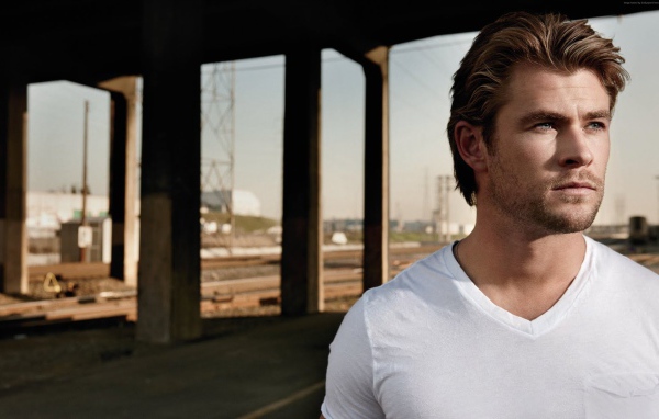 Красивый актер Крис Хемсворт в белой майке