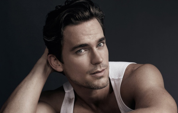 Красивый популярный актер Мэтт Бомер