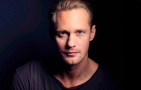 Популярный актер Александр Скарсгард, фото на черном фоне