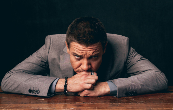 Серьезный актер Джереми Реннер 