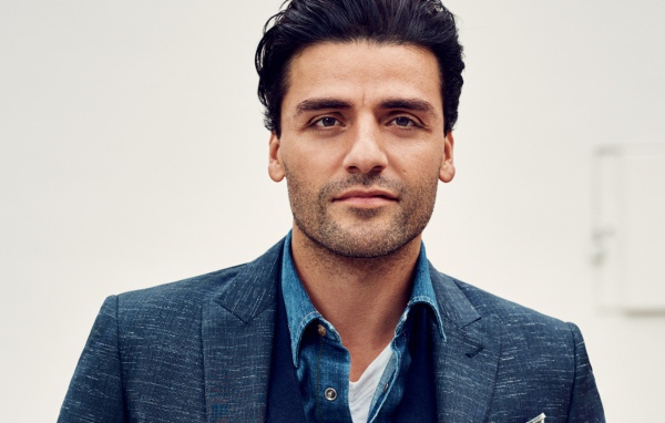 Стильный мужчина актер Оскар Айзек в костюме