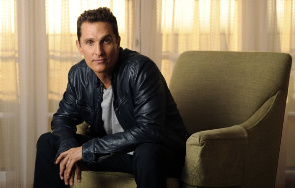 Знаменитый актер Мэттью Макконахи сидит в кресле