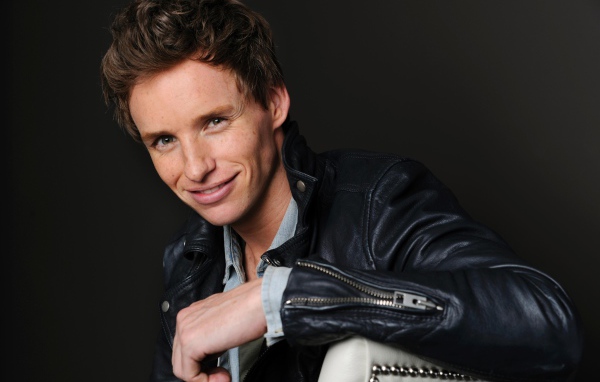 Молодой актер Эдди Редмэйн в черной кожаной куртке