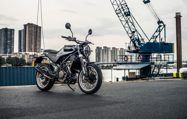 Черный стильный мотоцикл Husqvarna Svartpilen 401, 2018