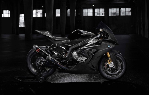 Черный мотоцикл BMW HP4 Race, 2018 
