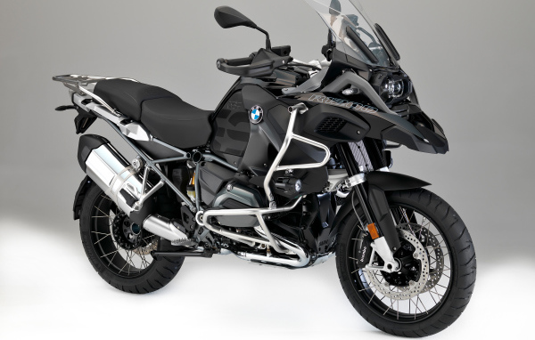 Черный мотоцикл BMW R1200GS на сером фоне