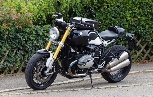 Черный мотоцикл BMW R nineT