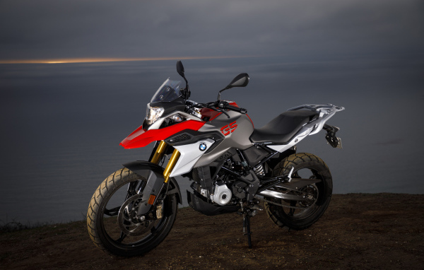 Мотоцикл BMW G 310 GS, 2017  на фоне горизонта