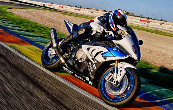 Мотоцикл BMW HP4 на мотокроссе 