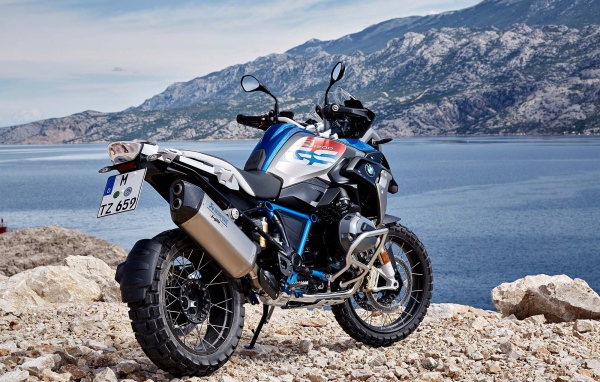 Мотоцикл  BMW R1200GS Rallye на фоне гор 