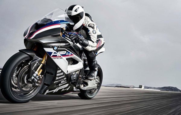 Мотоциклист на быстром мотоцикле BMW HP4 Race