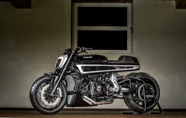 Большой черный мотоцикл Ducati XDiavel