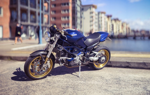 Синий мотоцикл Ducati в городе