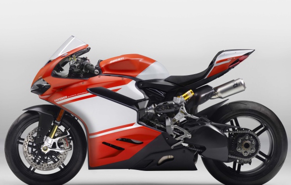 Мотоцикл  Ducati 1299 Superleggera на сером фоне 