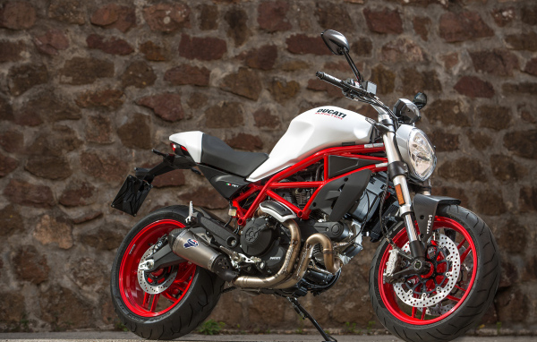 Мотоцикл Ducati  Monster 797, 2017 у каменной стены
