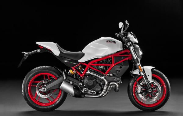Мотоцикл Ducati Monster 797 на черном фоне