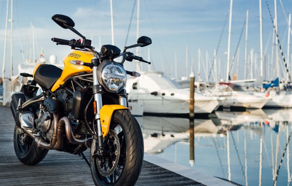 Мотоцикл Ducati Monster 821, 2018 на причале