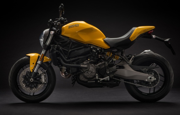 Мотоцикл Ducati Monster 821, 2018 на черном фоне
